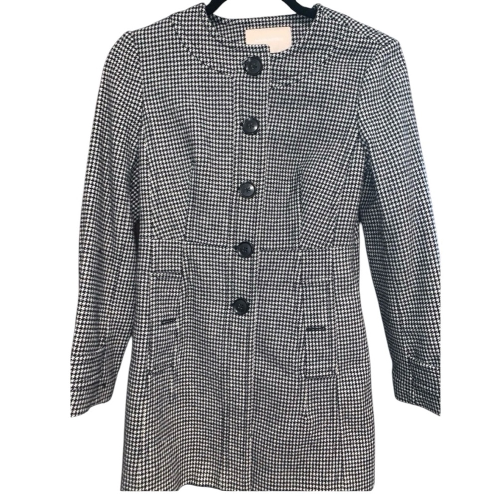 Banana Republic black and white coat with buttons. Size: XS
